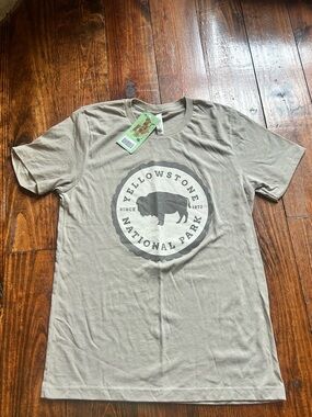 Yellowstone National Park Taupe Graphic Tee - Women's Short Sleeve